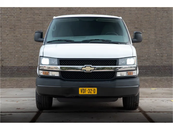 Chevrolet Express Image 2